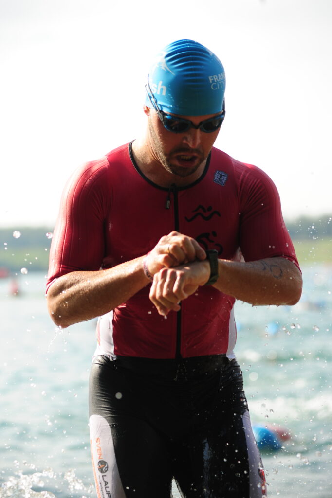 Sascha Mößinger nach dem Schwimmen im Langener Waldsee beim Frankfurt City Triathlon