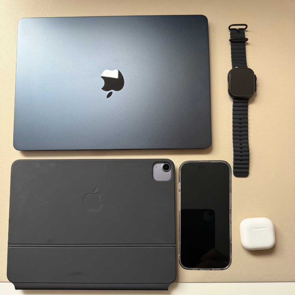 Apple iPhone Macbook iPad AppleWatch